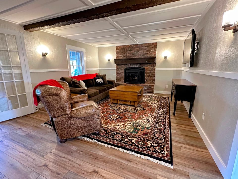 Renovated farmhouse on snowmobile trail with firepit & mountain views 10 min from Bretton Woods House in Twin Mountain