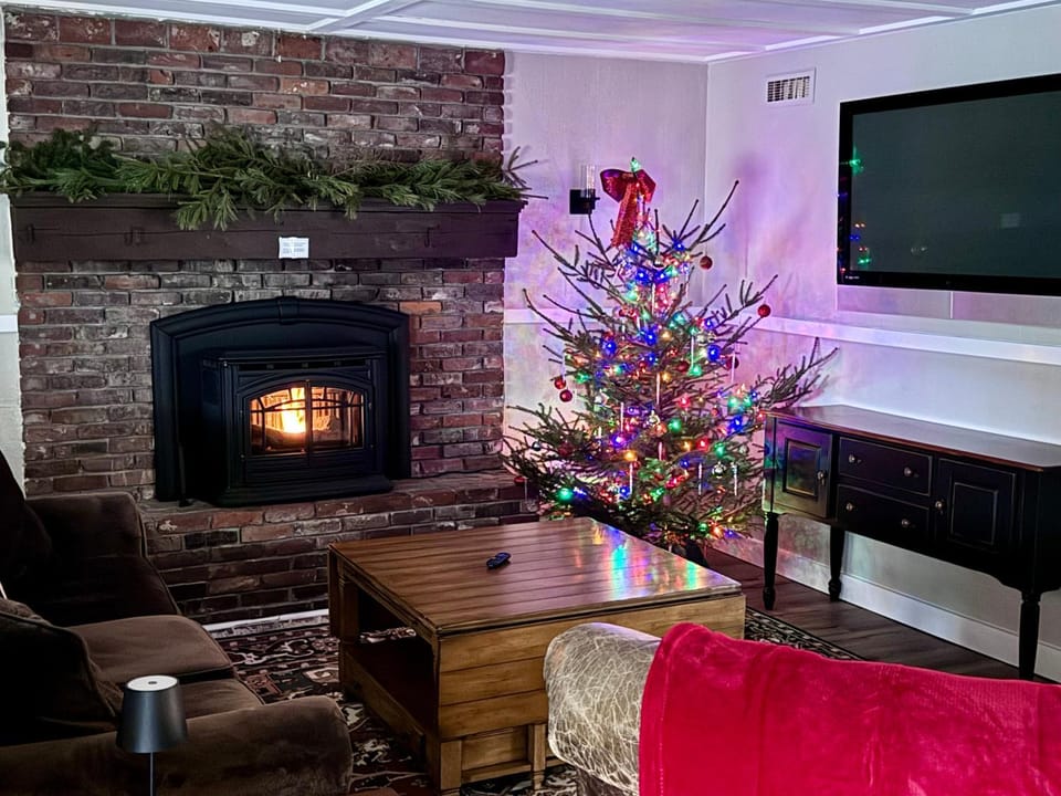 Renovated farmhouse on snowmobile trail with firepit & mountain views 10 min from Bretton Woods House in Twin Mountain