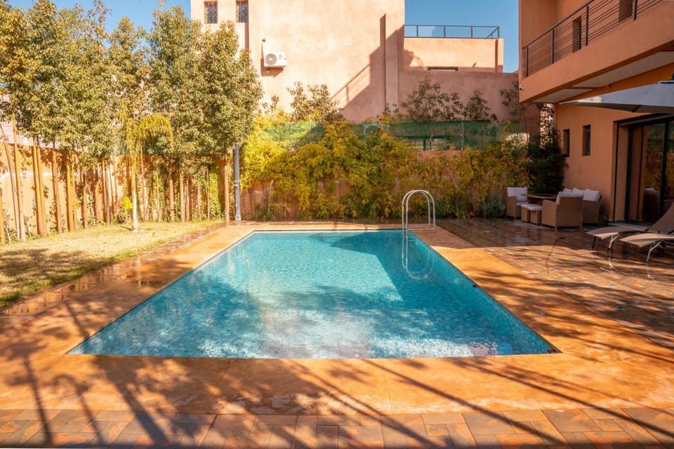 Property building, Day, Garden, Pool view