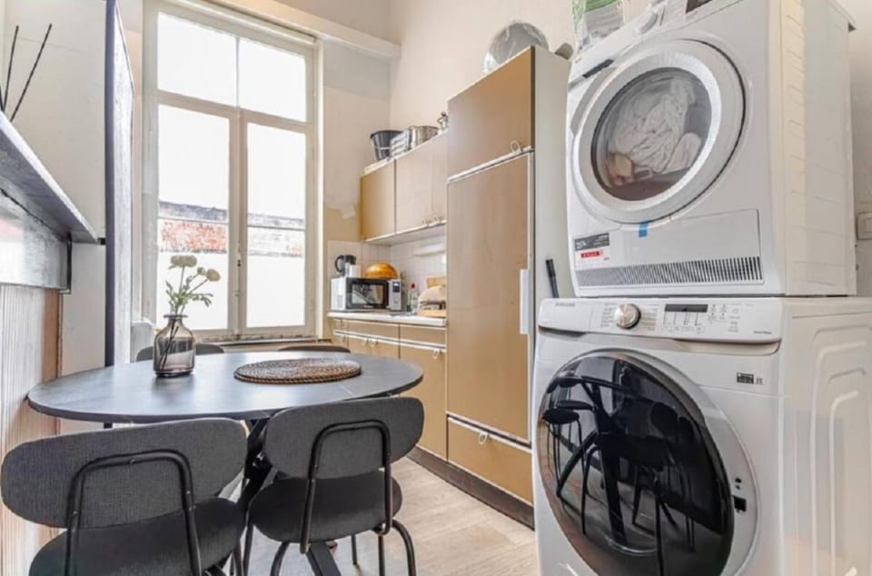 Kitchen or kitchenette, Dining area, washing machine