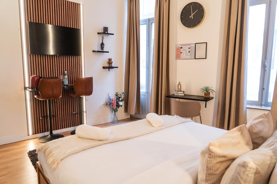 Bed, TV and multimedia, Bedroom