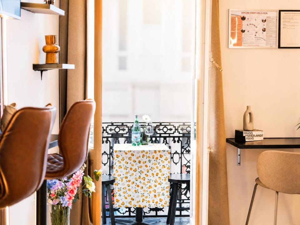 Kitchen or kitchenette, Seating area, Dining area