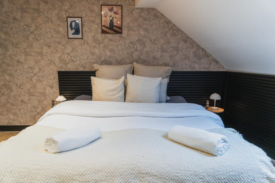 Bed, Bedroom, towels