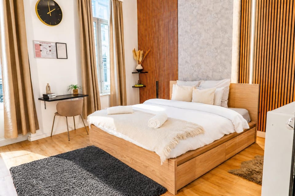 Bed, Bedroom, towels
