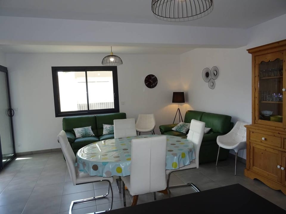 T4 Proche Plage avec Garage, Climatisation - FR-1-833-14 Apartment in Canet-en-Roussillon