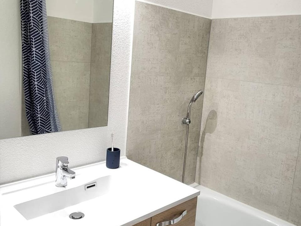Studio Cabine Lumineux pour 4, Vue Port, Canet-en-Roussillon - FR-1-833-24 Cabin in Canet-en-Roussillon