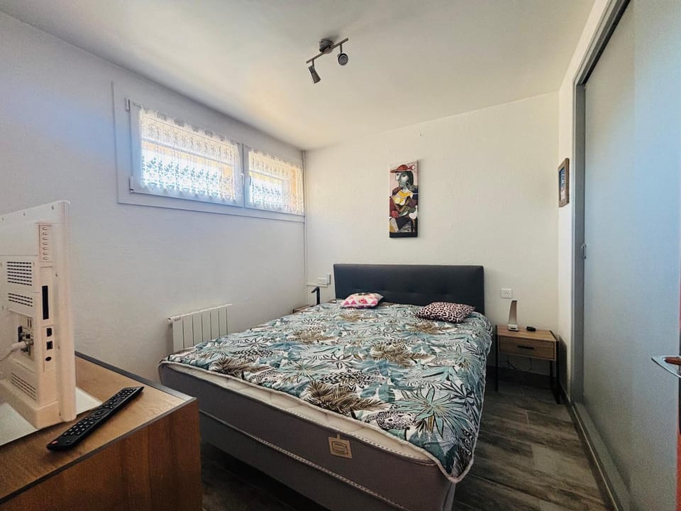 Saint-Cyprien : T2 moderne avec loggia et parking - FR-1-309-506 Apartment in Saint-Cyprien