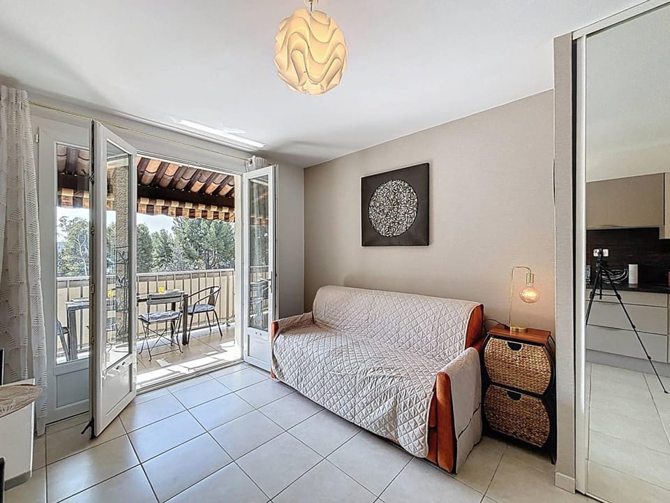 Joli studio avec terrasse et parking proche plage - FR-1-770-46 Apartment in La Cadière-d'Azur