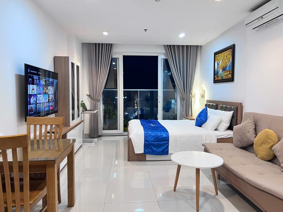 Bed, Photo of the whole room, Seating area, Bedroom