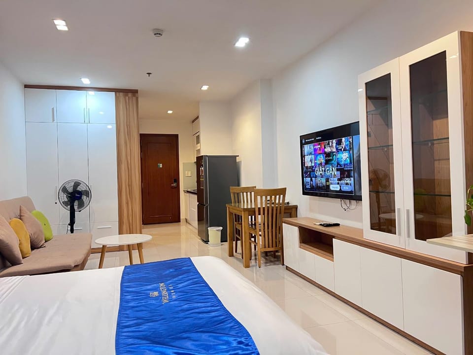 Communal lounge/ TV room, TV and multimedia, Living room, Photo of the whole room, Seating area, Bedroom