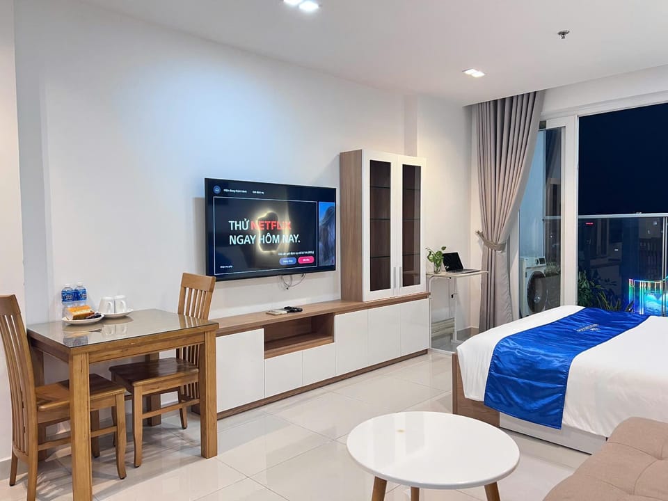 Bed, TV and multimedia, Living room, Dining area, Evening entertainment