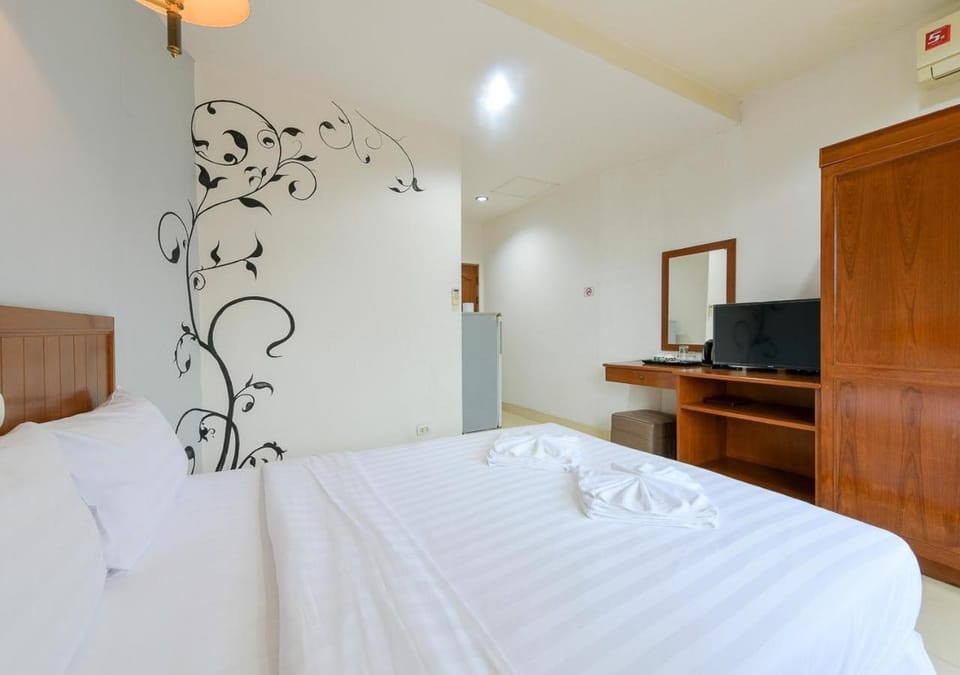 Bed, TV and multimedia, Photo of the whole room, Bedroom