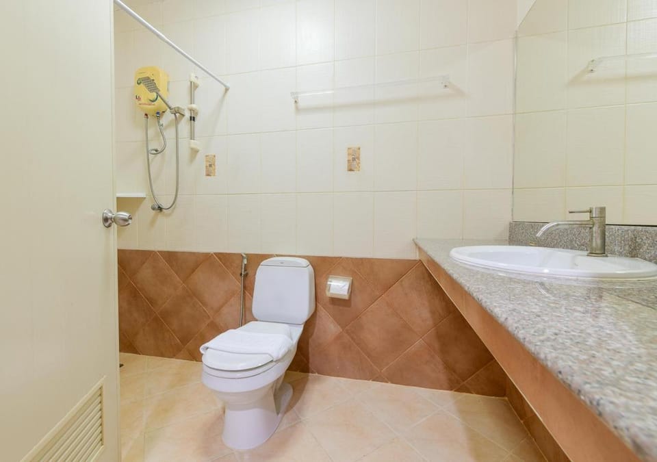 Toilet, towels