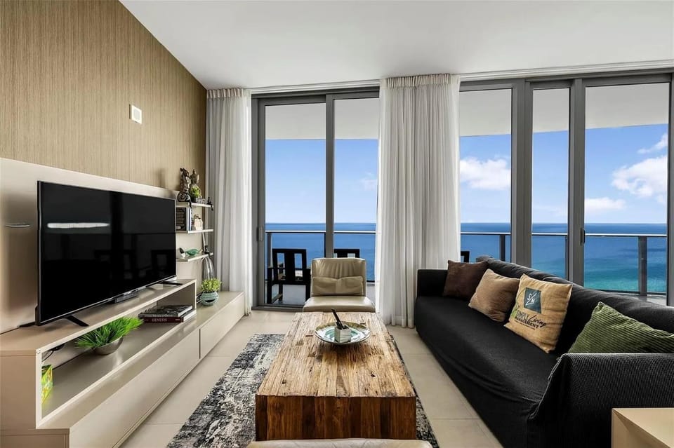 39th Floor Oceanfront Penthouse Hollywood Beach Resort Pool Stunning Views Apartment hotel in Hollywood Beach