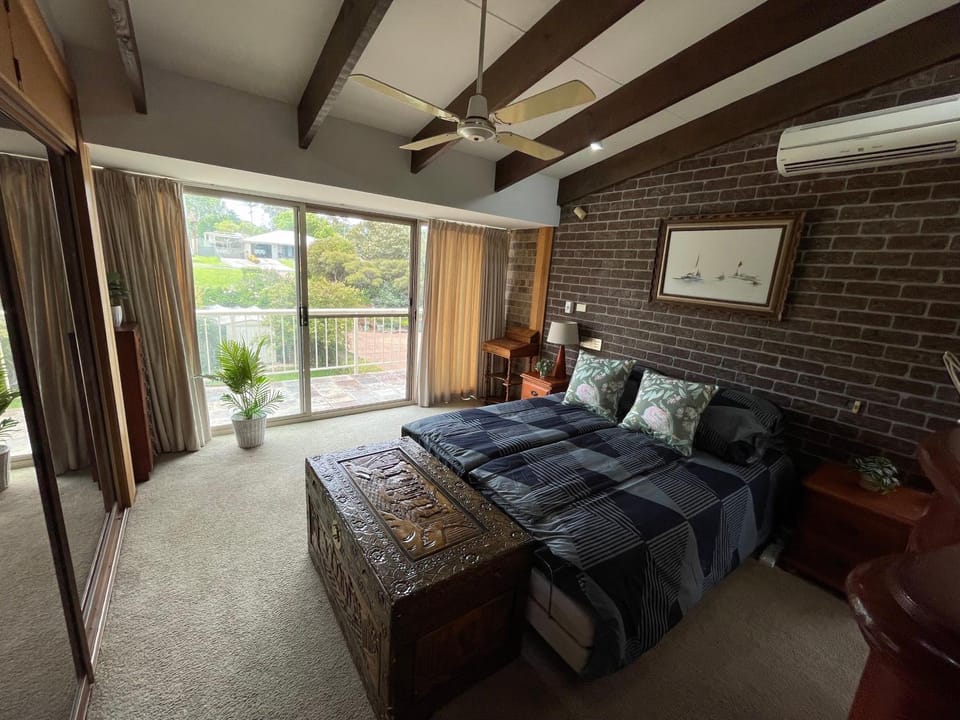 Bed, TV and multimedia, Balcony/Terrace, Bedroom, Garden view, Garden view, Lake view, Lake view, Breakfast, Breakfast, heating, heating, air conditioner, air conditioner