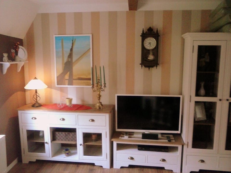 Photo of the whole room, Decorative detail