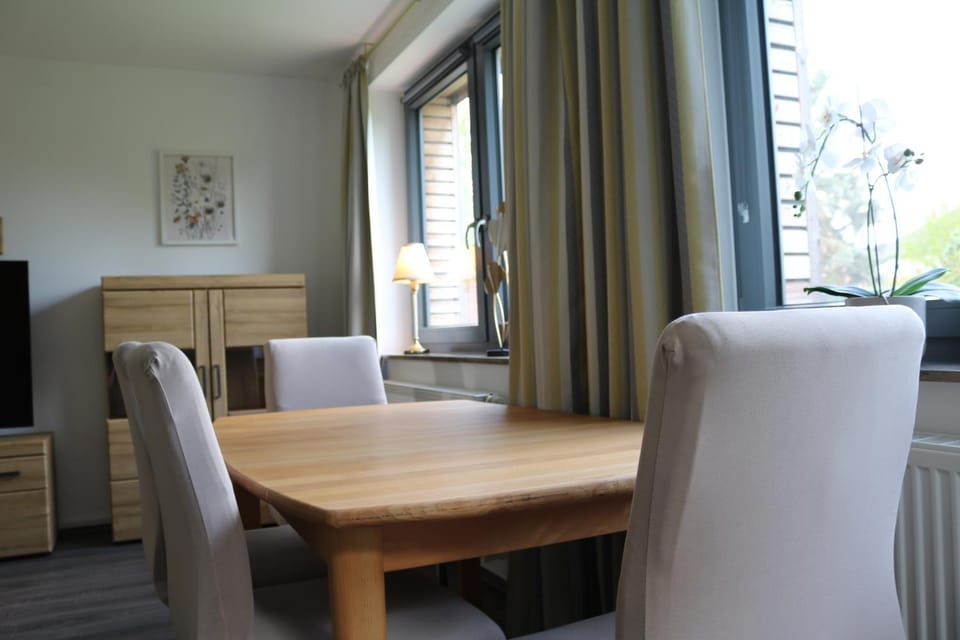 Seating area, Dining area