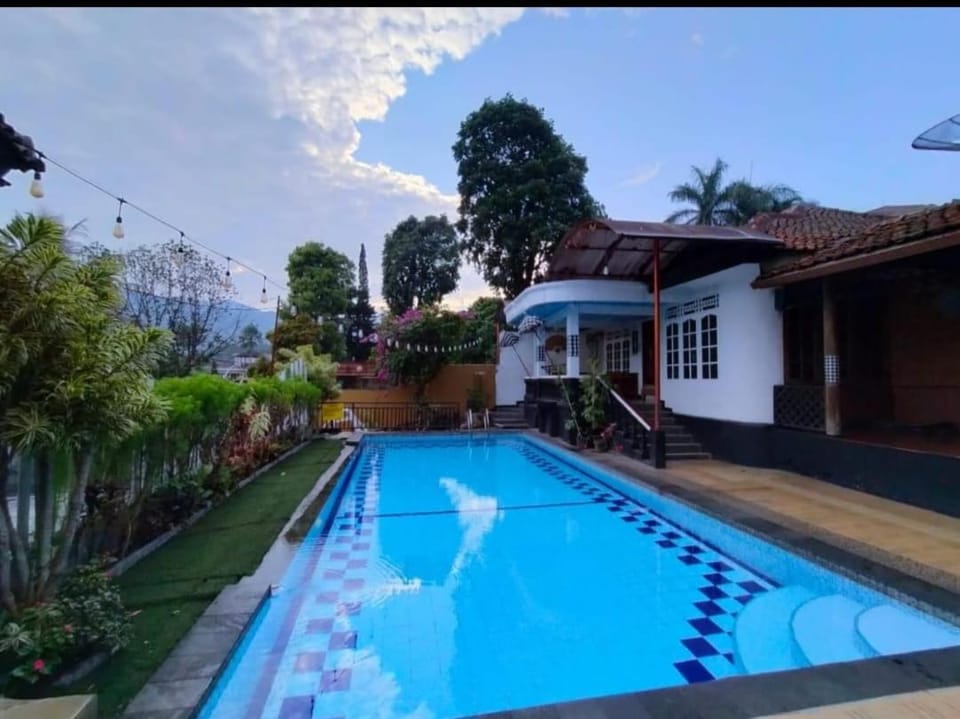 Villa Katry Caramel Bed and Breakfast in Cisarua