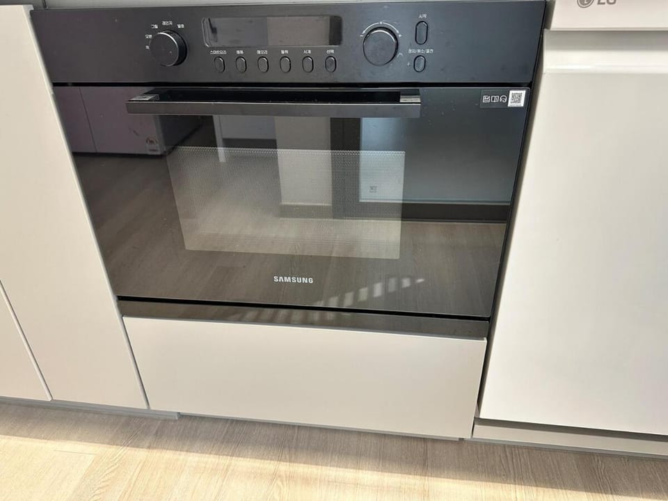 Kitchen or kitchenette, oven