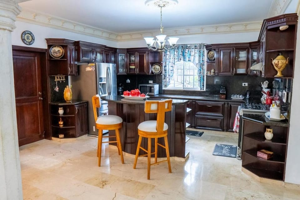Kitchen or kitchenette, minibar, oven, stove
