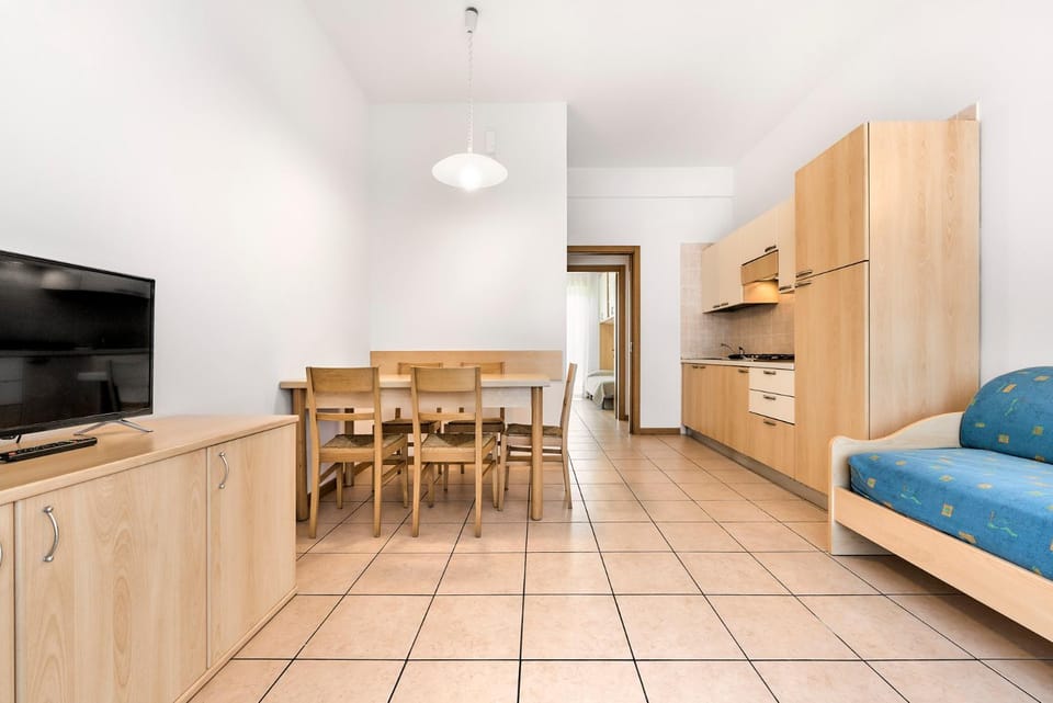 TV and multimedia, Kitchen or kitchenette, Living room, Seating area, Dining area