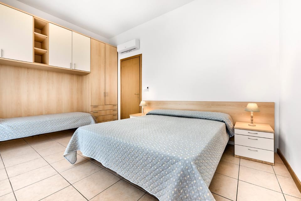 Bed, Photo of the whole room, Bedroom, wardrobe, air conditioner