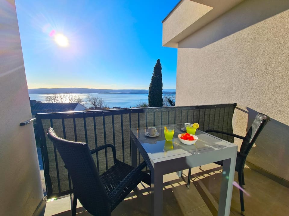 Patio, Day, Natural landscape, View (from property/room), Balcony/Terrace, Food and drinks, Dining area, Lake view, River view, Sea view, Drinks