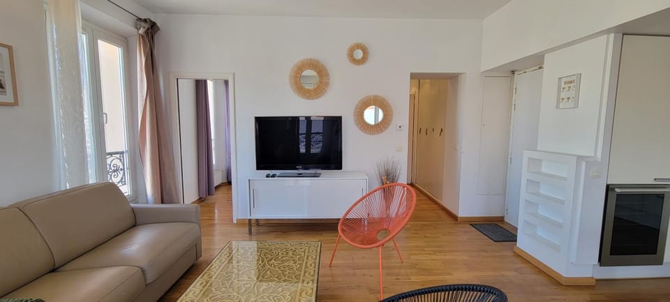 Spacious apartment, center, close to beach and train station Apartment in Saint-Raphael