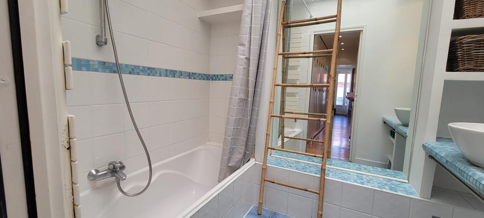 Spacious apartment, center, close to beach and train station Apartment in Saint-Raphael