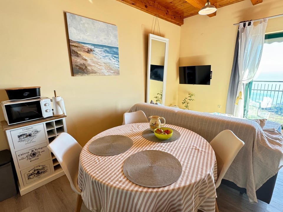 Communal lounge/ TV room, TV and multimedia, Kitchen or kitchenette, Living room, Food and drinks, Seating area, Dining area, Evening entertainment, Food, microwave, minibar