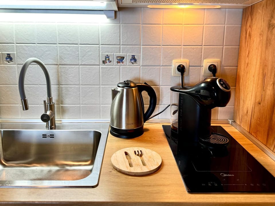 Coffee/tea facilities, Kitchen or kitchenette, stove