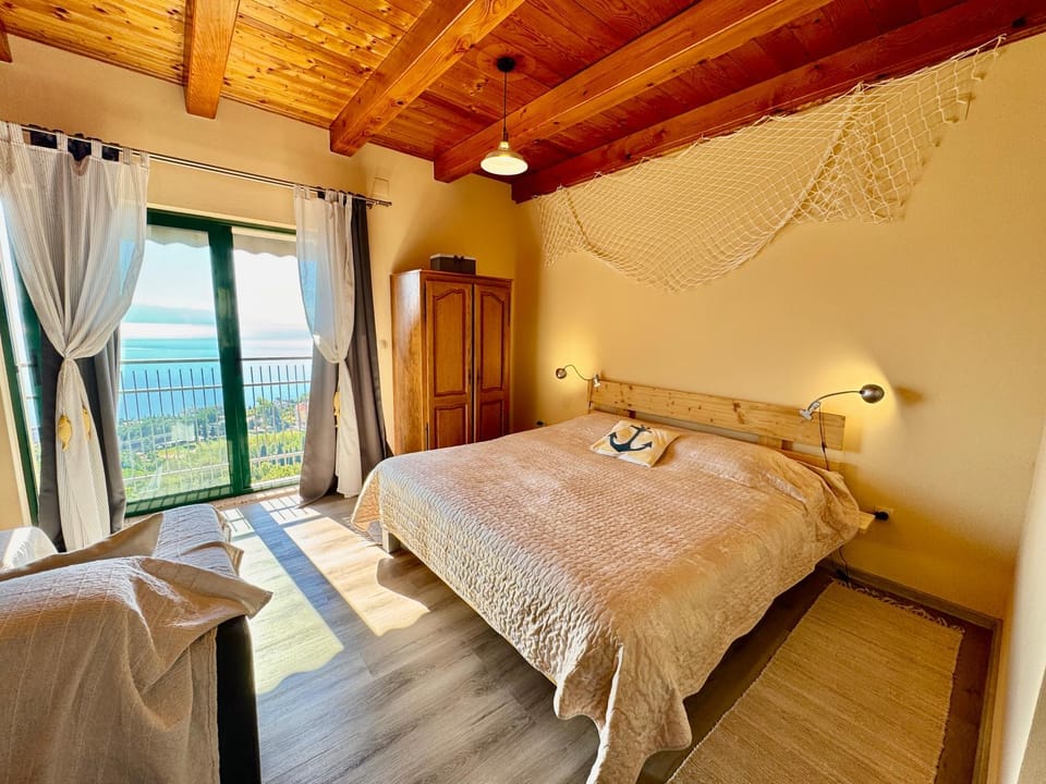 Bed, Natural landscape, Photo of the whole room, Bedroom