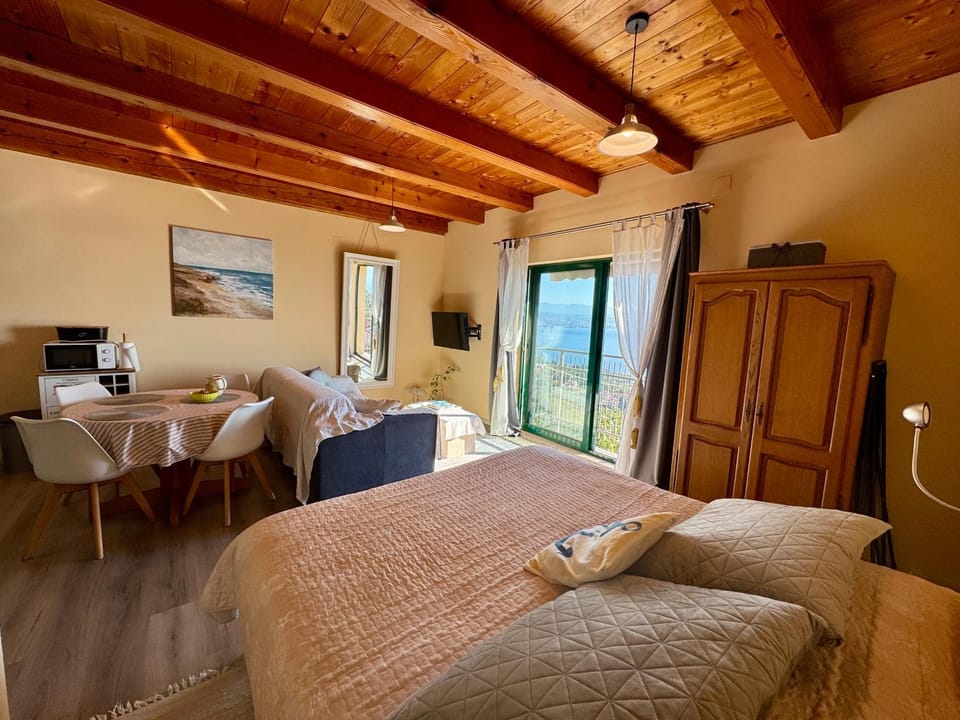 Bed, TV and multimedia, Living room, Photo of the whole room, Seating area, Dining area, Bedroom