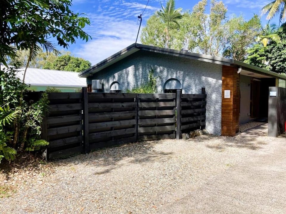 Sandy Feet Retreat - 50m from Four Mile Beach House in Port Douglas