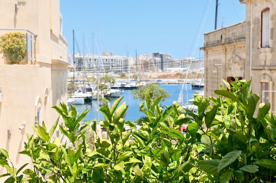 Vue Mer & Jacuzzi - Calme entre Valette et Sliema Apartment in Malta