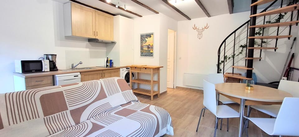 Toilet, Coffee/tea facilities, Seating area, Dining area, dishwasher, microwave, washing machine