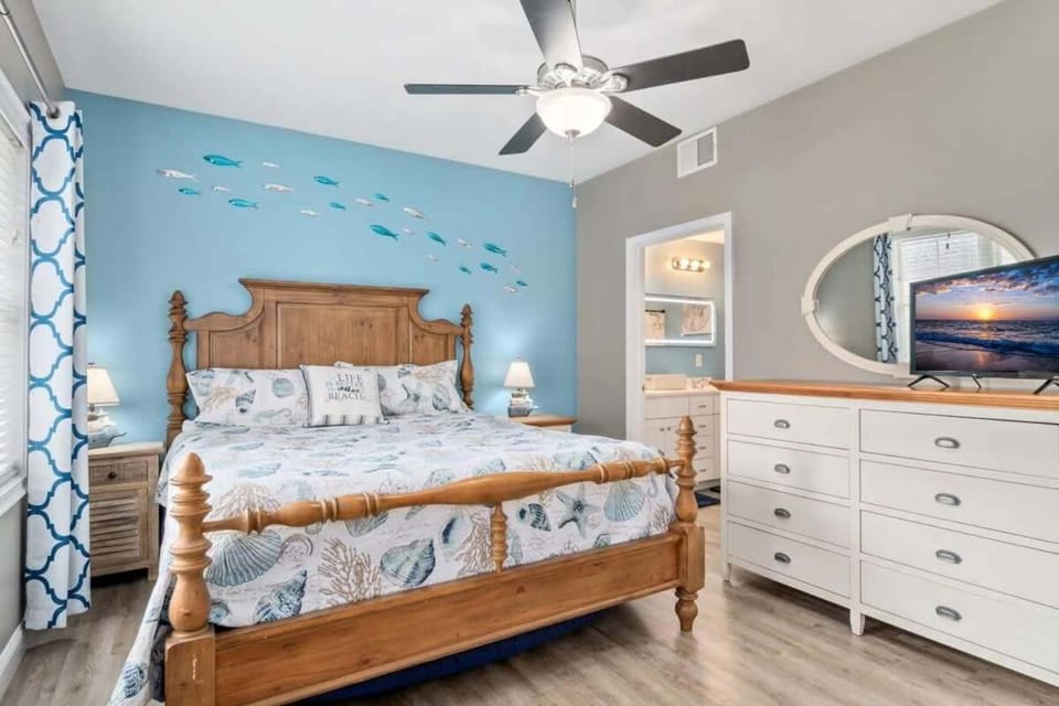 Harbor Hideaway 1 Block to Beach AC House in Hampton Beach