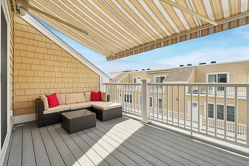 Ashworth Escape Balcony Steps to Beach AC House in Hampton Beach