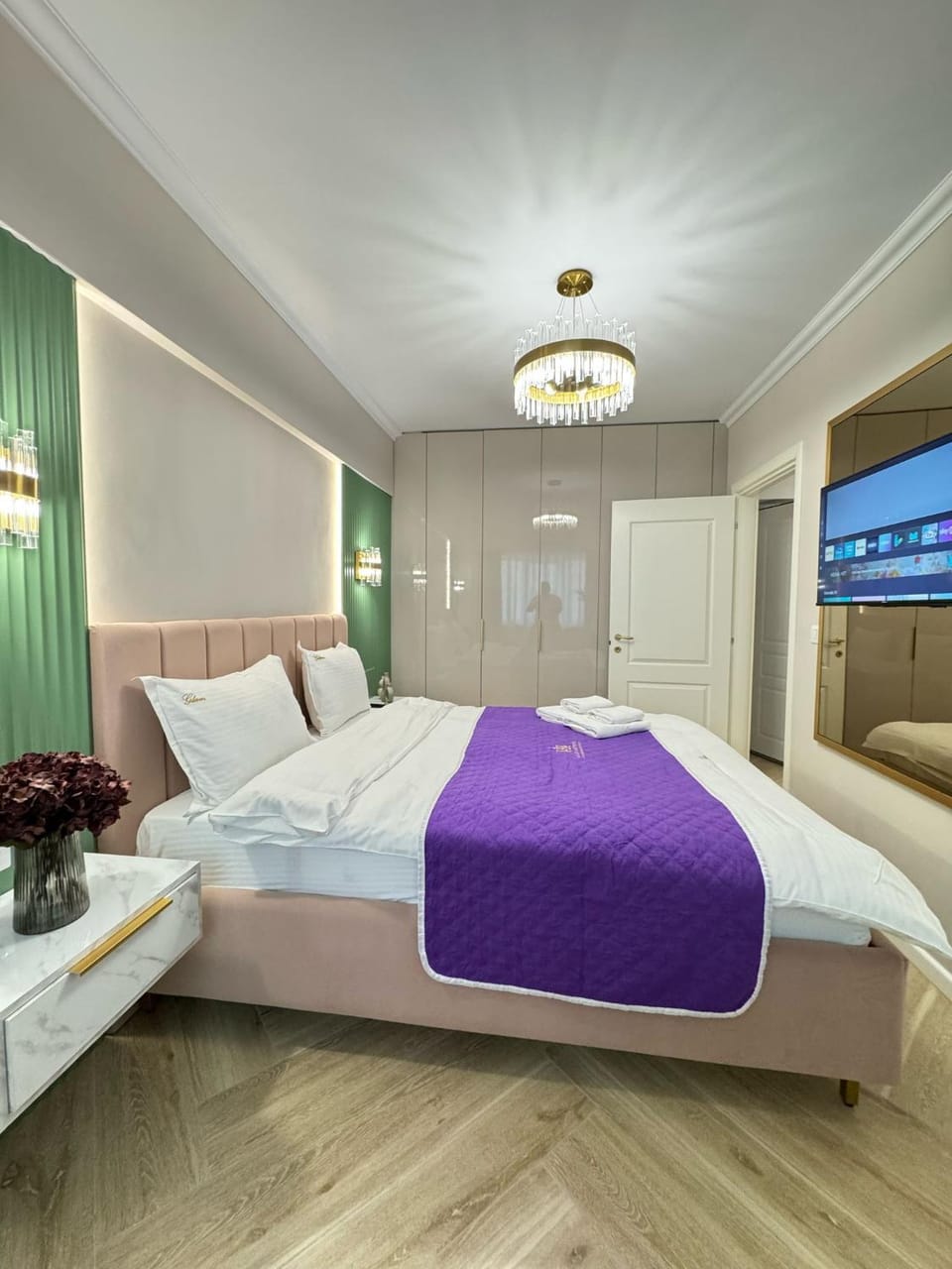 Bed, TV and multimedia, Photo of the whole room, Bedroom, towels, wardrobe