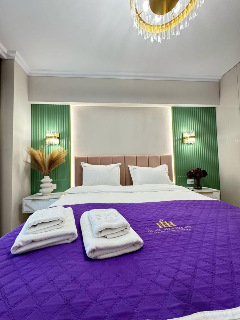 Bed, Photo of the whole room, Bedroom, towels