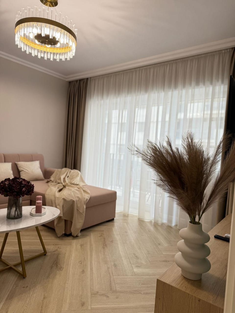 Bed, TV and multimedia, Living room, Photo of the whole room, Seating area, Bedroom