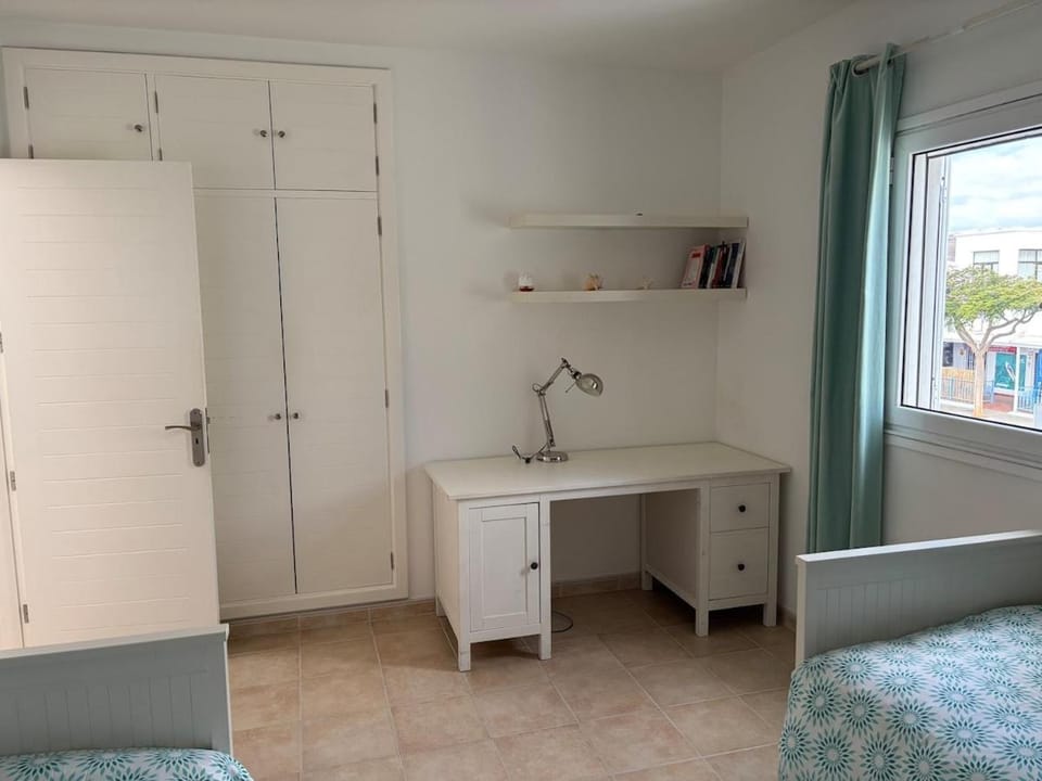 Photo of the whole room, Bedroom, wardrobe