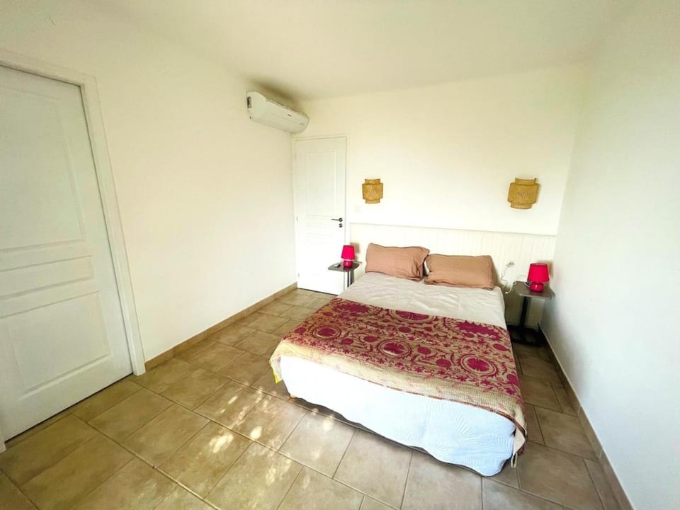 Bedroom, air conditioner
