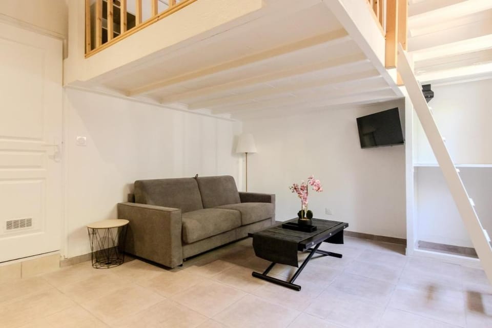 Juan-les-Pins studio avec mezzanine proche plages Apartment in Antibes