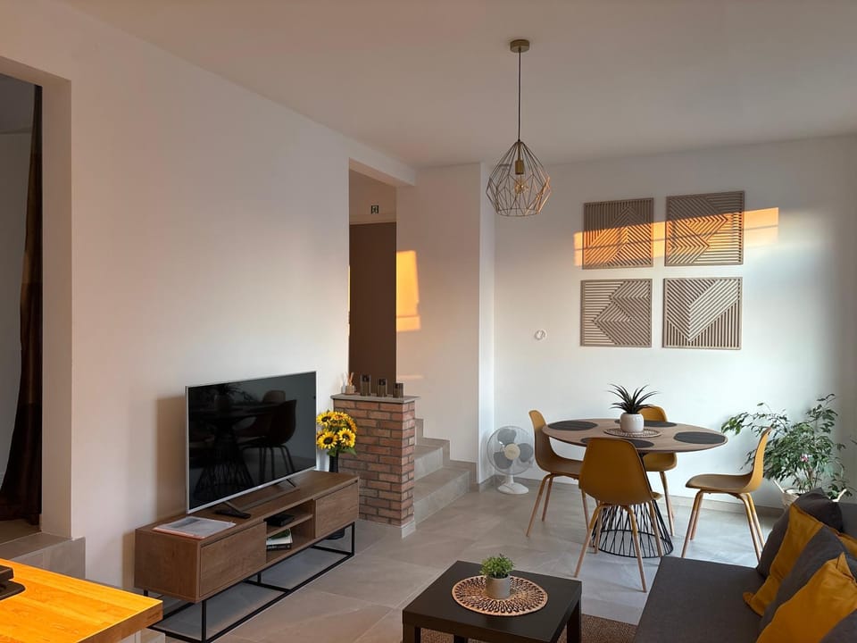 Communal lounge/ TV room, Living room, Seating area, Dining area