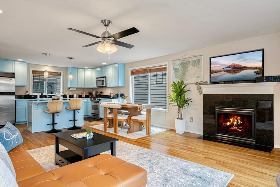 Communal lounge/ TV room, TV and multimedia, Living room, Seating area, Dining area, Evening entertainment, fireplace
