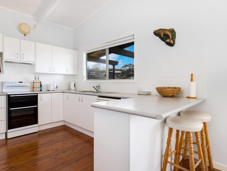 Kitchen or kitchenette, Dining area, dishwasher, oven, stove, toaster