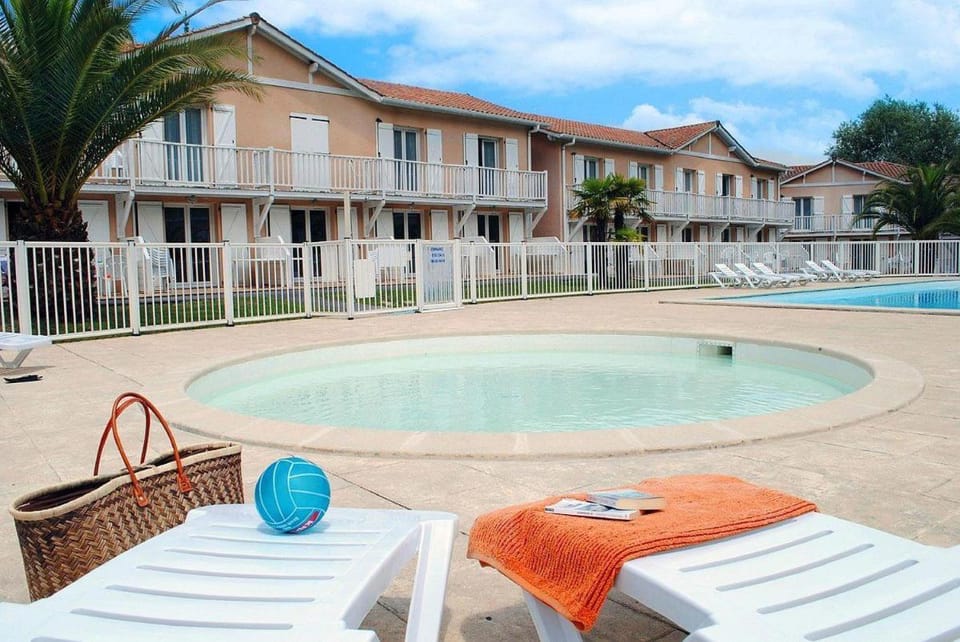 Swimming pool, sunbed