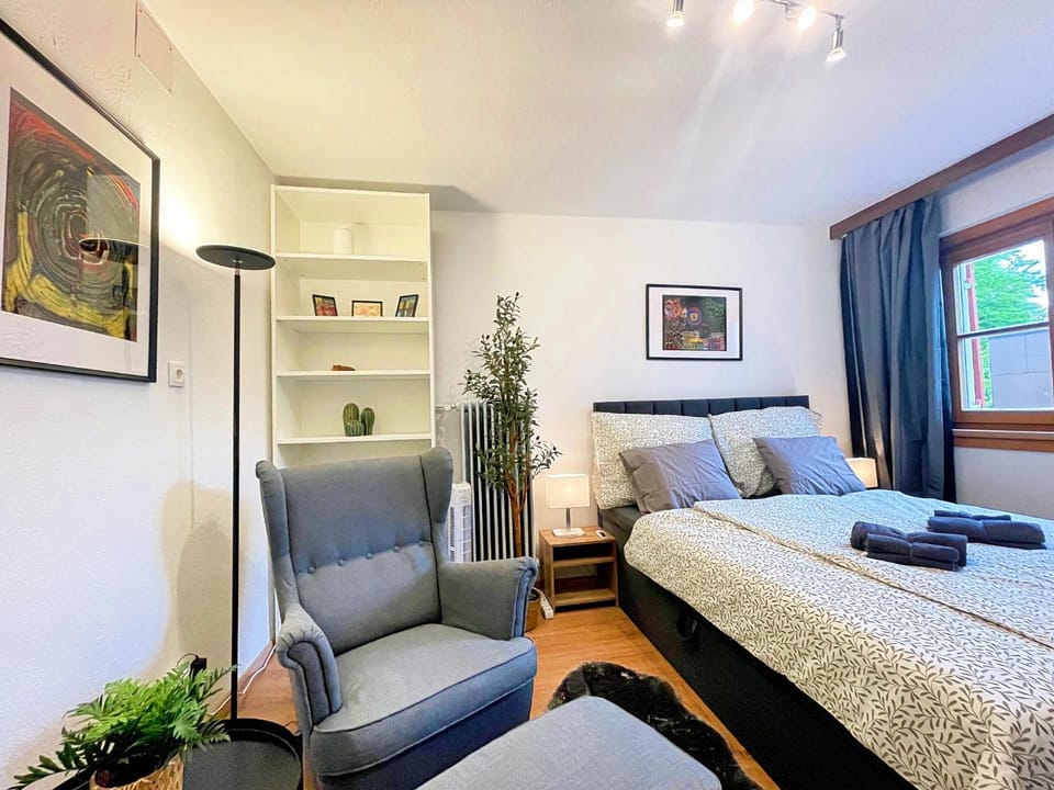 Bed, Photo of the whole room, Seating area, Bedroom