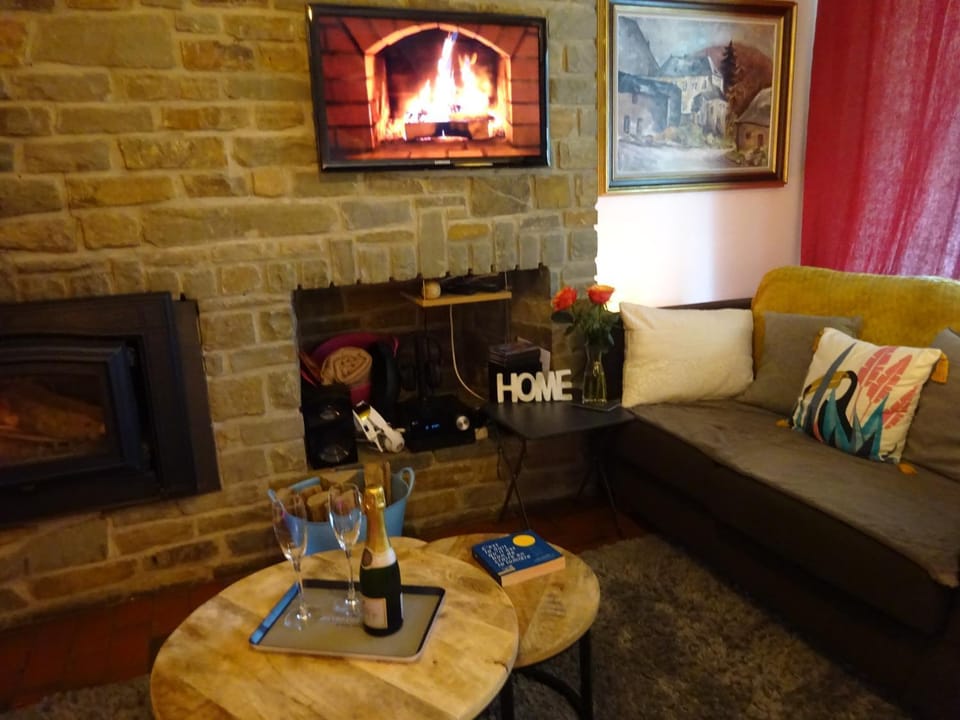 Living room, Seating area, Drinks